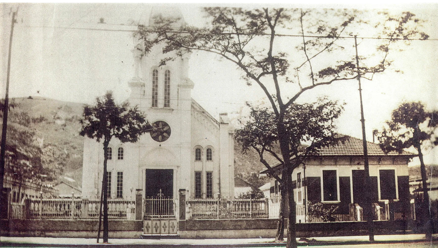 Templo e casa pastoral da Igreja Metodista de Vila Isabel em 1930