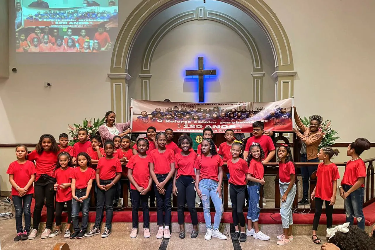 Crianças do Projeto de Reforço Escolar participam do culto comemorativo dos 120 anos da IMVI