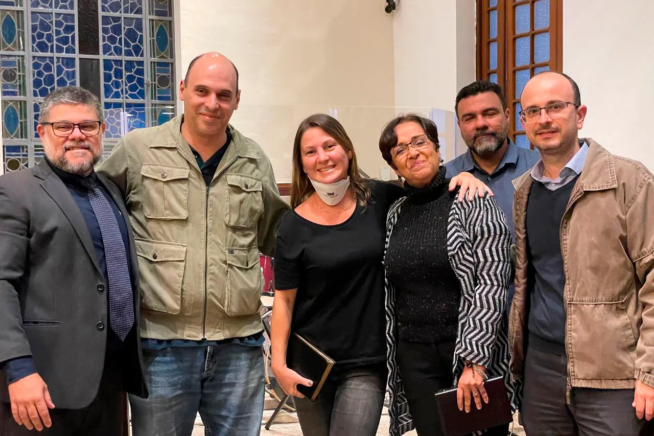 Os ex-pastores da igreja já falecidos também foram homenageados, por meio de filhos ou netos. O Rev. Alberto, à esquerda, agradeceu a presença destes representantes