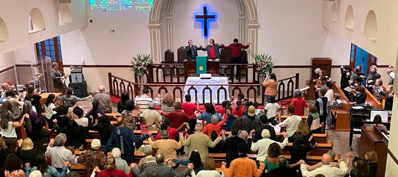 Final do culto comemorativo dos 120 anos, com todos de mãos dadas.