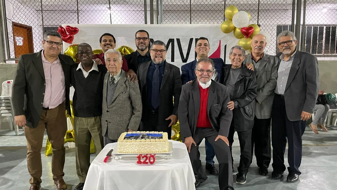 Ex-pastores da IMVI presentes ao culto junto ao bolo dos 120 anos