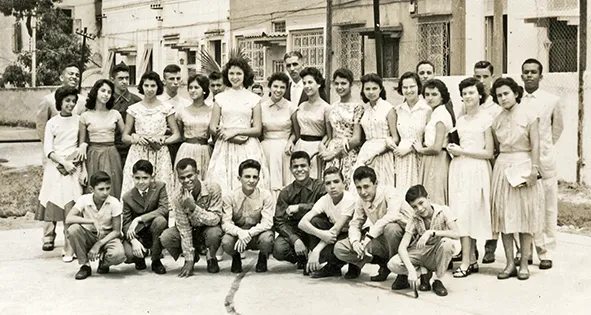 Sociedade de Juvenis reunida na quadra, em 1950