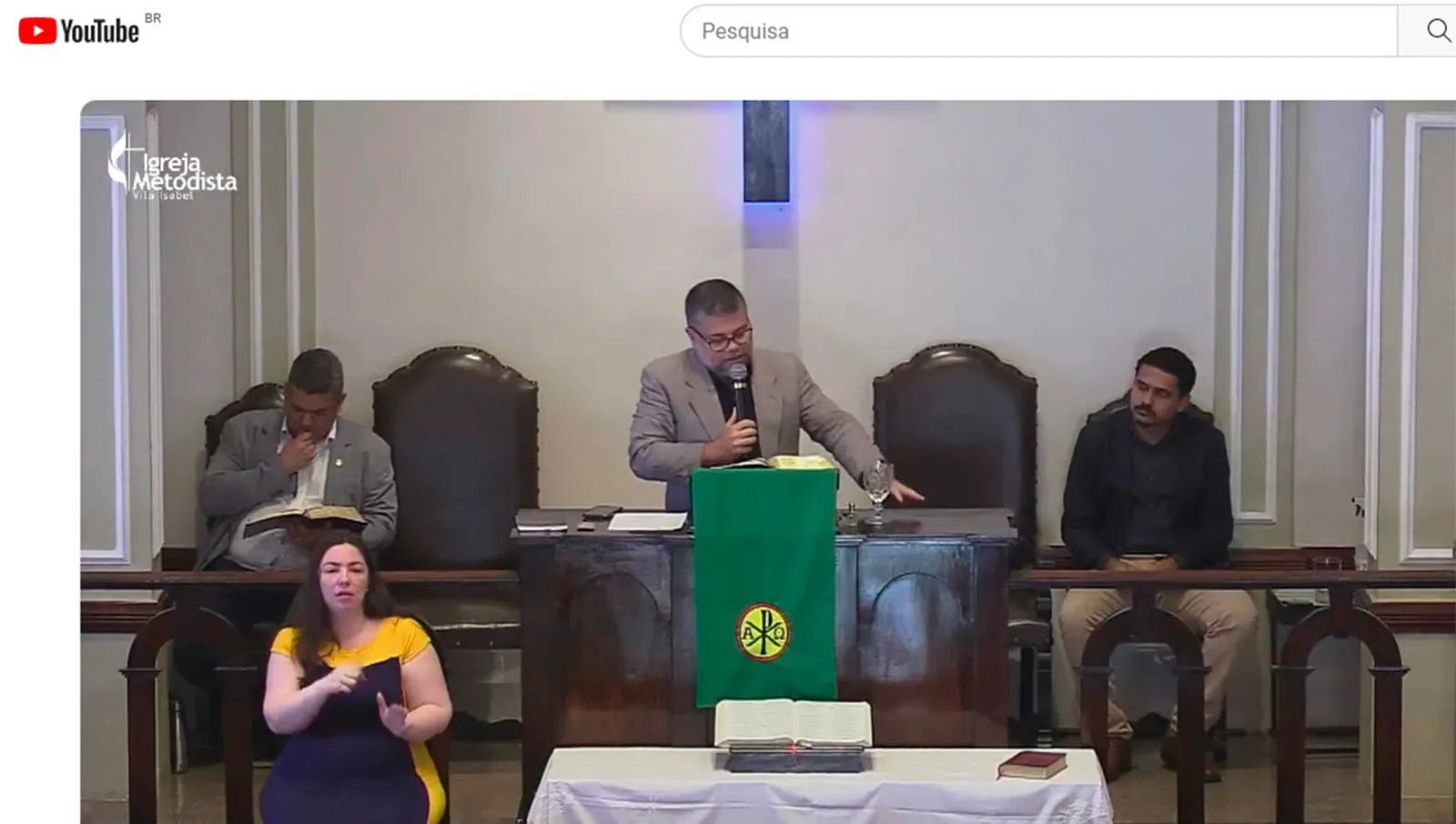 Tela do YouTube durante a transmissão ao vivo de um culto