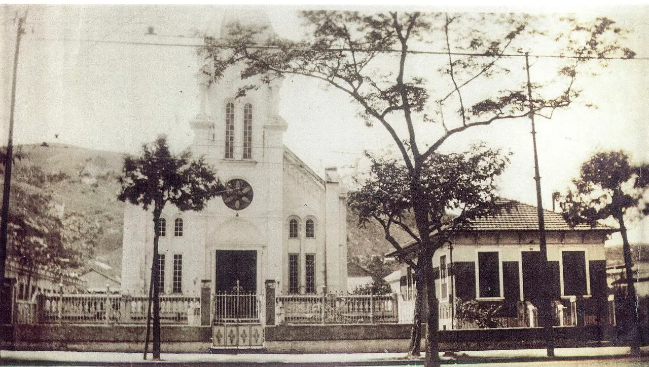 O templo e a casa pastoral da IMVI em 1930. A foto original faz parte do acervo do Espaço Memória.