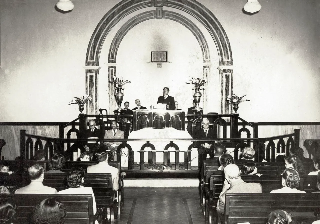 Culto de consagração do templo, após as obras de ampliação realizadas em 1948. A foto original faz parte do acervo do Espaço Memória.